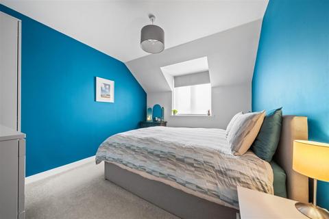 20 Raynham Close, Guildford, GU4 7TS