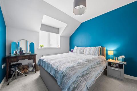 20 Raynham Close, Guildford, GU4 7TS