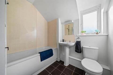 20 Raynham Close, Guildford, GU4 7TS