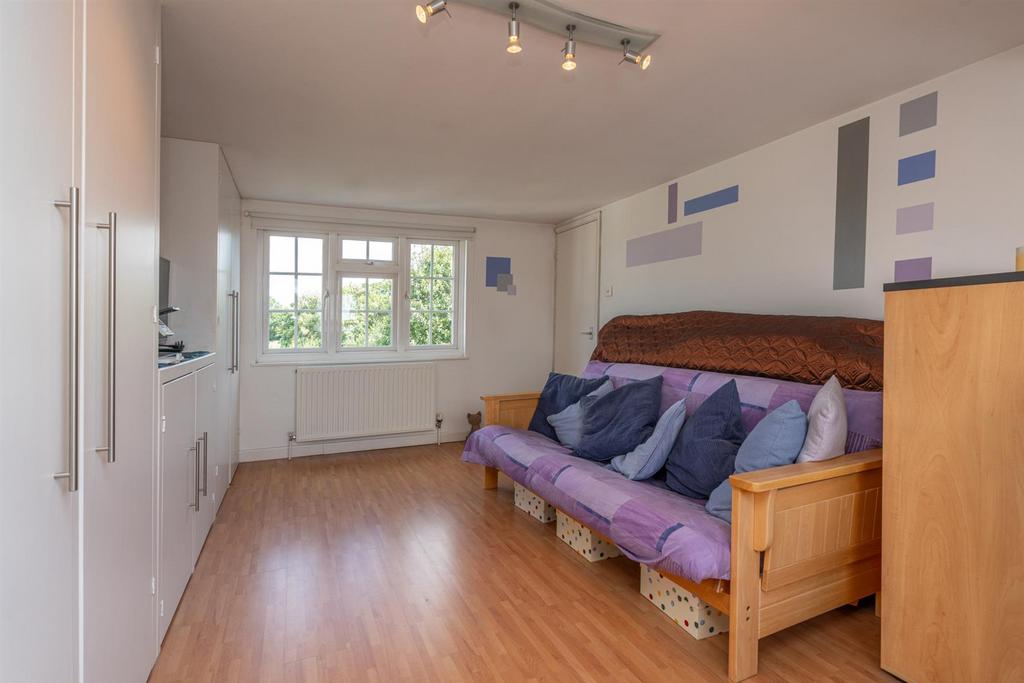 New Road, Croxley Green 3 bed house to rent £2,500 pcm (£577 pw)