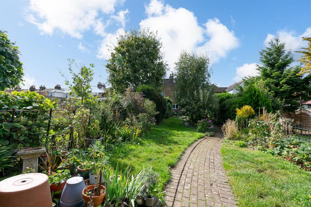 New Road, Croxley Green 3 bed house to rent £2,500 pcm (£577 pw)