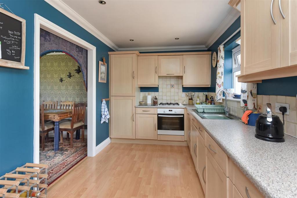 Queens Road, Tankerton, Whitstable 2 bed apartment to rent £1,200 pcm