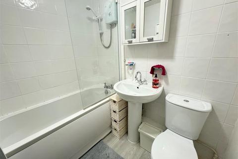 1 bedroom flat for sale, Lesney Gardens, Rochford