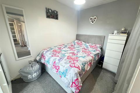 1 bedroom flat for sale, Lesney Gardens, Rochford