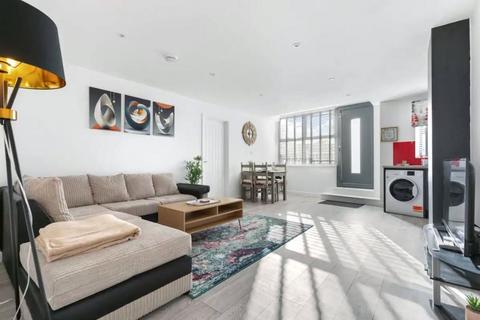 1 bedroom flat for sale, Station Approach, Woking, Surrey, GU22