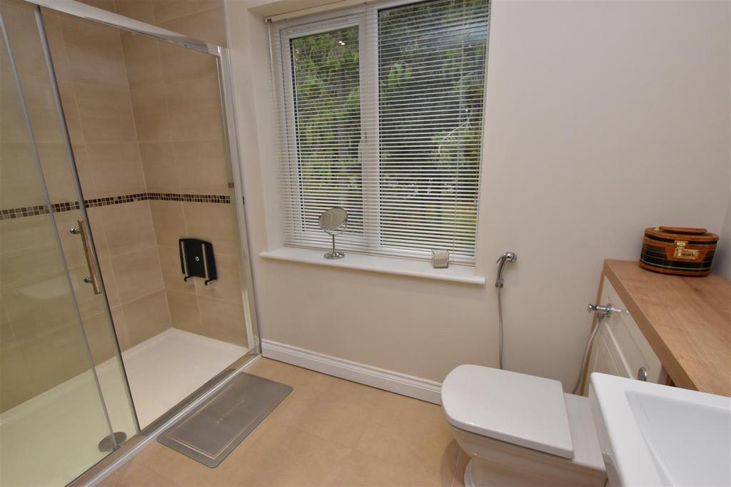 En suite shower room/wc