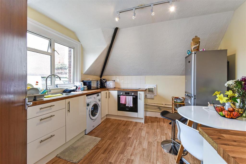 Eve Court, 4 Chapel Street, Petersfield 1 bed flat to rent £750 pcm