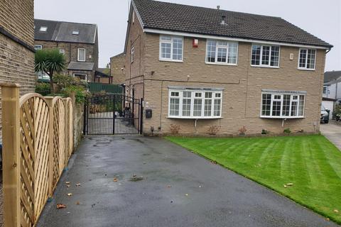 4 bedroom semi-detached house to rent, Newlay Close, Bradford BD10