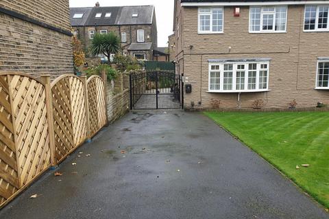 4 bedroom semi-detached house to rent, Newlay Close, Bradford BD10