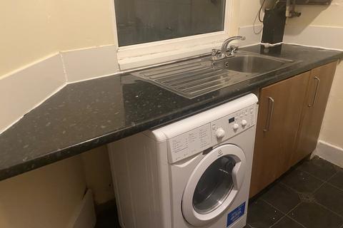 2 bedroom flat to rent, Central Road, Manchester M20