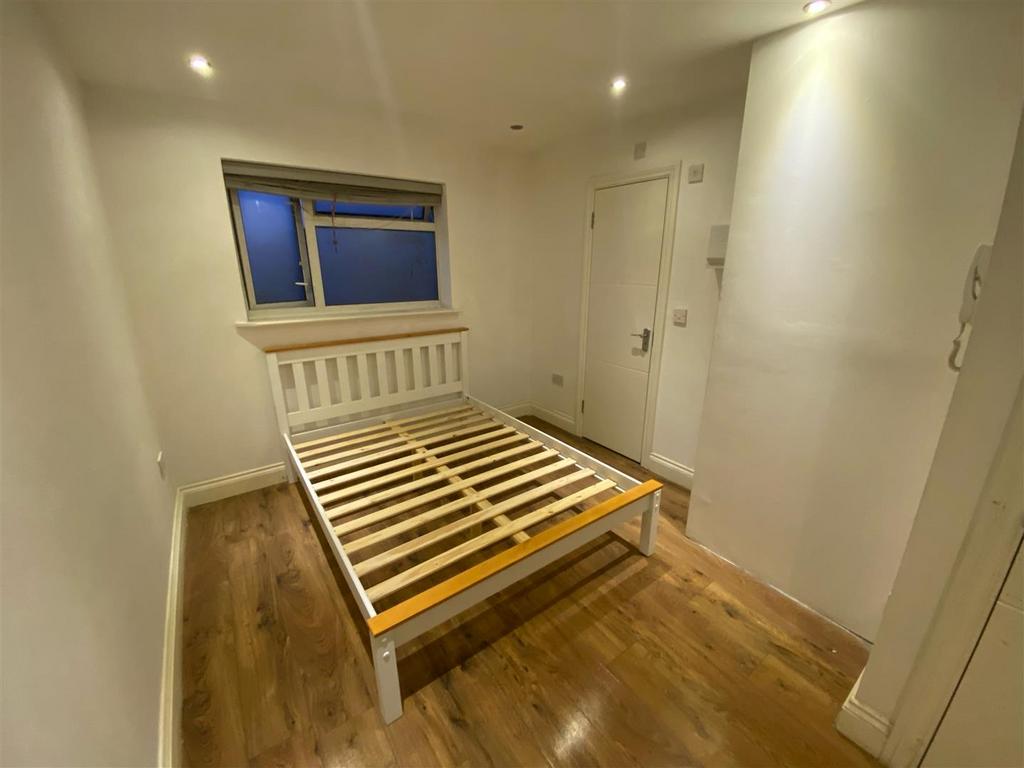 Flat 5, 128 Flaxton Road  Room.jpg