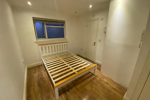 Studio to rent, Flaxton Road, London