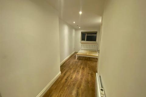 Studio to rent, Flaxton Road, London