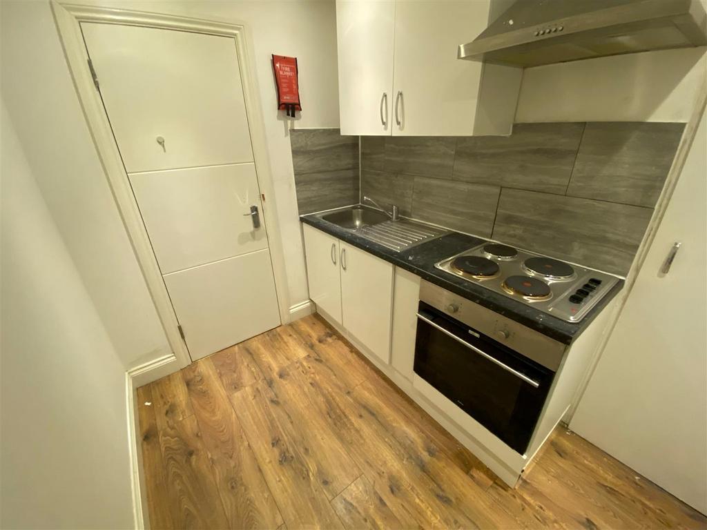 Flat 5, 129 Flaxton Road   Kitchen.jpg