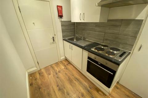 Studio to rent, Flaxton Road, London