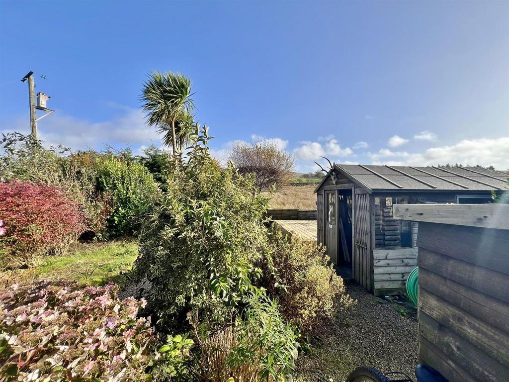 Summer house and rear garden