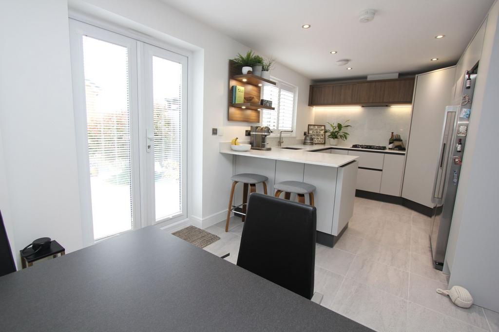 Kitchen/ Dining Room