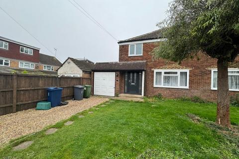 3 bedroom semi-detached house to rent, Walton Close, Hp13