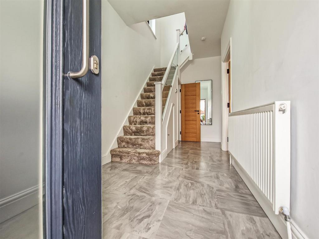 Hampton Gardens, SouthendonSea SS2 3 bed semidetached house for sale