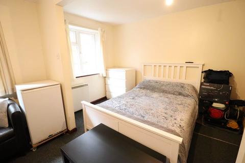 Studio to rent, Priory Avenue, High Wycombe HP13