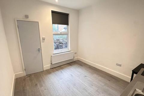 Studio to rent, Rucklidge Avenue, London NW10