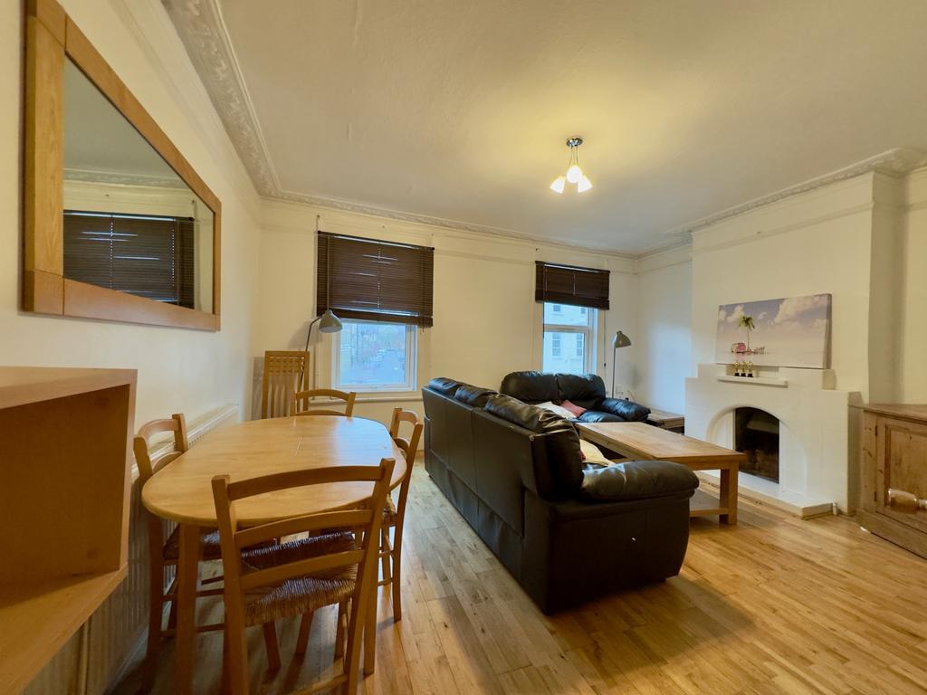 Spacious 4 bedroom flat to rent in clapham / brix