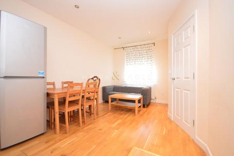 3 bedroom townhouse to rent, Steels Lane, London, Greater London. E1