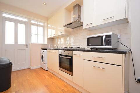 3 bedroom townhouse to rent, Steels Lane, London, Greater London. E1