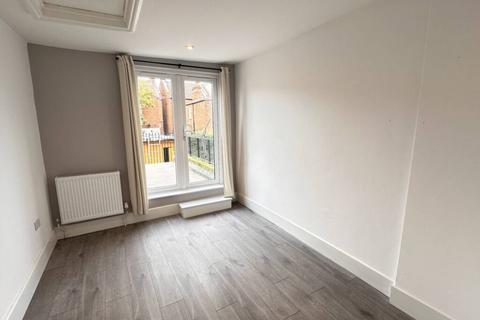 Studio to rent, Rucklidge Avenue, London NW10