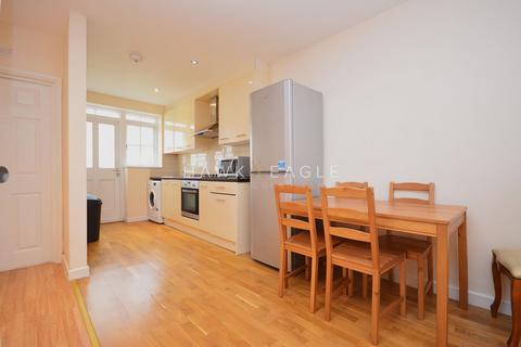 3 bedroom townhouse to rent, Steels Lane, London, Greater London. E1