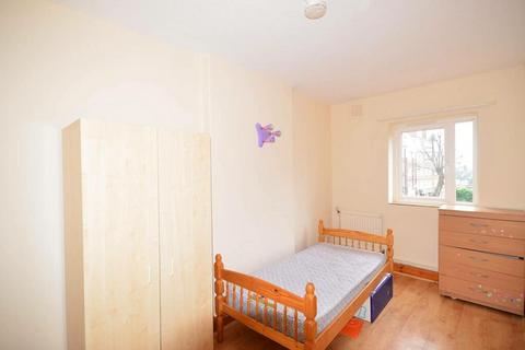 2 bedroom apartment to rent, Warltersville Road, London N19