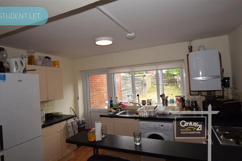 3 bedroom end of terrace house to rent, Burton Road, SOUTHAMPTON SO15