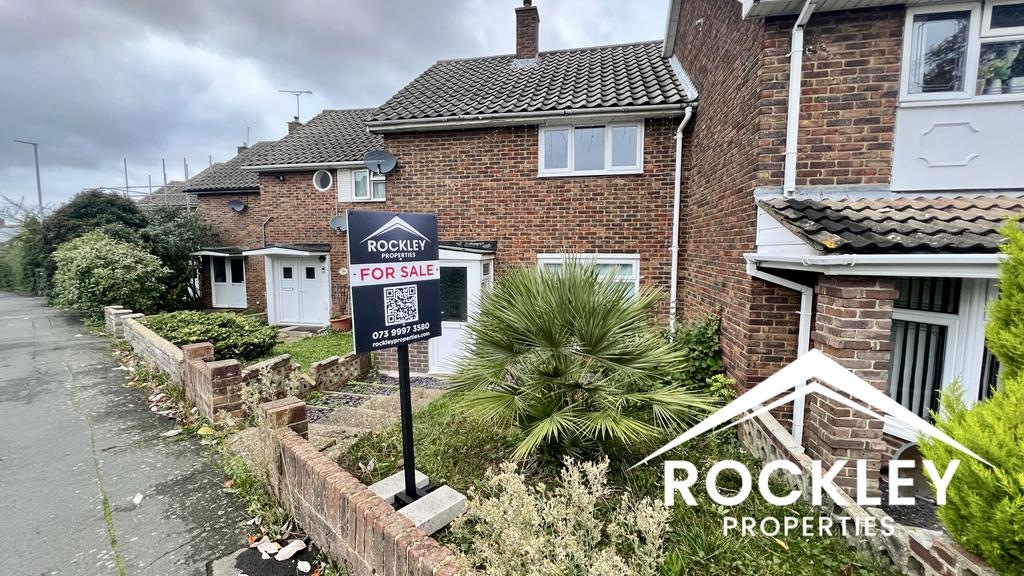 The Knares, Basildon SS16 2 bed terraced house for sale £345,000