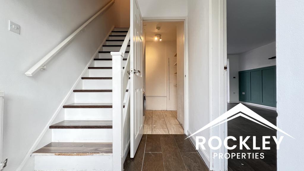 The Knares, Basildon SS16 2 bed terraced house for sale £345,000