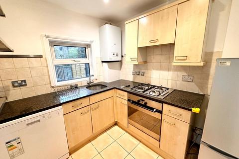 3 bedroom flat to rent, Bellefields Road, London SW9