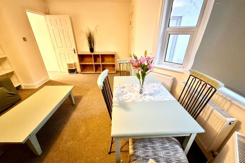 3 bedroom flat to rent, Bellefields Road, London SW9