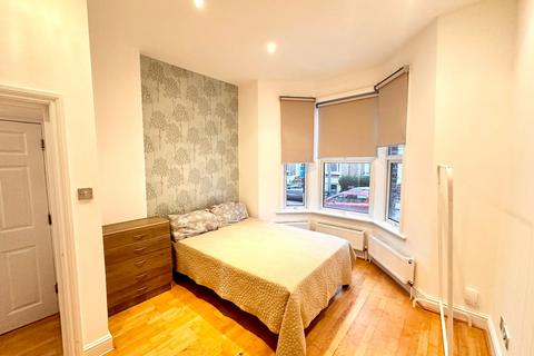 3 bedroom flat to rent, Bellefields Road, London SW9