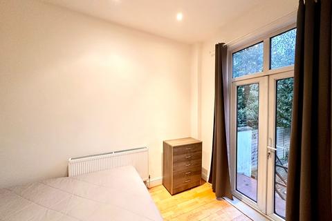 3 bedroom flat to rent, Bellefields Road, London SW9