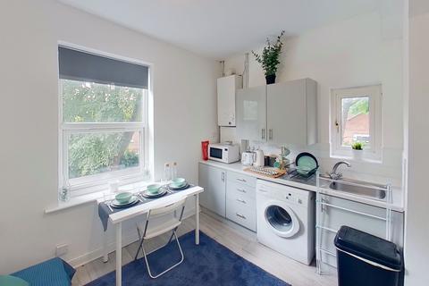 3 bedroom flat to rent, Flat 6, 122 Foxhall Road, Forest Fields, Nottingham, NG7 6LH