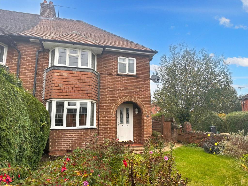 Hale Road, Farnham, Surrey, GU9 3 bed semidetached house to rent £