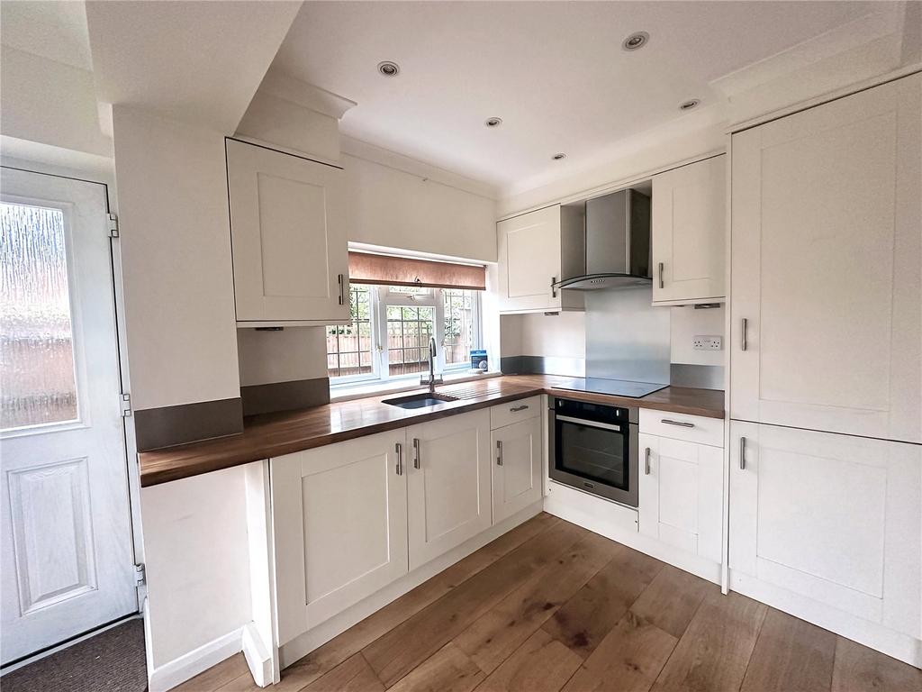 Hale Road, Farnham, Surrey, GU9 3 bed semidetached house to rent £