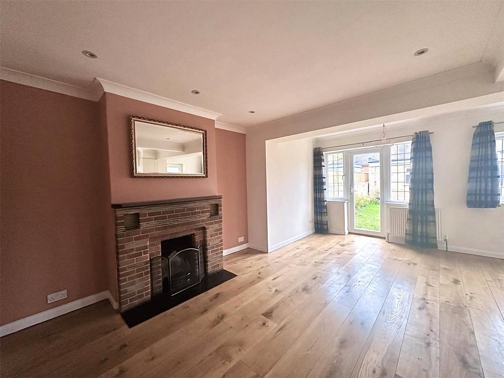 Hale Road, Farnham, Surrey, GU9 3 bed semidetached house to rent £
