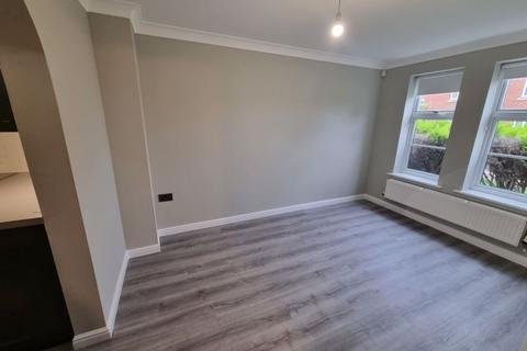 4 bedroom semi-detached house to rent, Kenny Drive, Carshalton