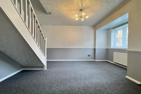 2 bedroom house to rent, Eagle Close, Waltham Abbey, EN9 3NA