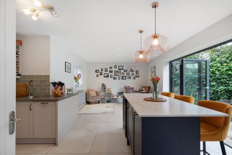 28 Clayton Crescent, Brentford, TW8 9PT