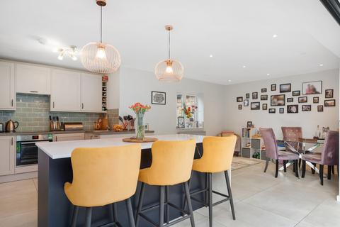 28 Clayton Crescent, Brentford, TW8 9PT