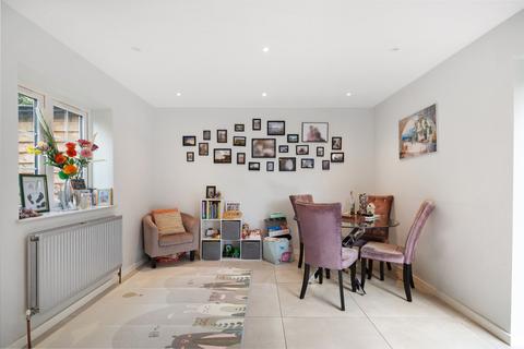 28 Clayton Crescent, Brentford, TW8 9PT