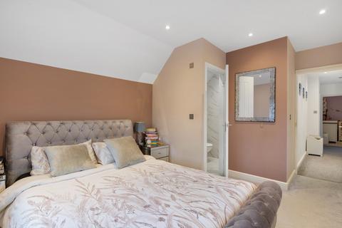 28 Clayton Crescent, Brentford, TW8 9PT
