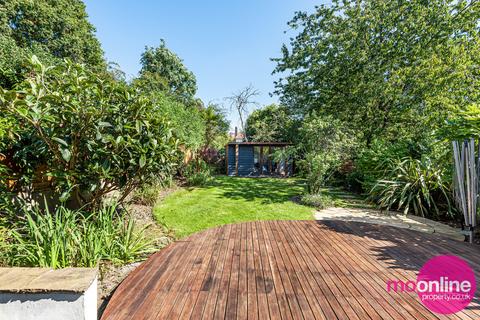 40 Lawrence Avenue, London, NW7 4NN