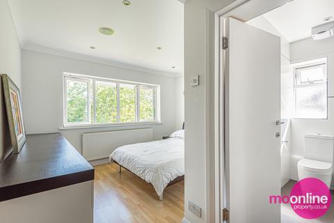 40 Lawrence Avenue, London, NW7 4NN